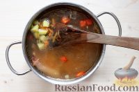 Фото приготовления рецепта: Фасолевый суп со свиными ребрышками - шаг №5