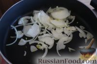 Фото приготовления рецепта: Слоеный салат «Белая береза» с курицей и черносливом - шаг №4