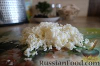 Фото приготовления рецепта: Слоеный салат «Белая береза» с курицей и черносливом - шаг №9