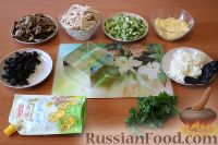 Фото приготовления рецепта: Слоеный салат «Белая береза» с курицей и черносливом - шаг №12