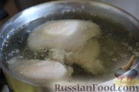 Фото приготовления рецепта: Слоеный салат «Белая береза» с курицей и черносливом - шаг №2