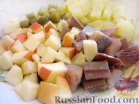 Фото приготовления рецепта: Салат с картофелем и сельдью, по-цёблицки - шаг №4