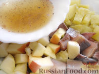 Фото приготовления рецепта: Салат с картофелем и сельдью, по-цёблицки - шаг №6