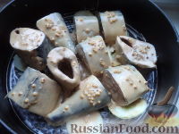 Фото приготовления рецепта: Скумбрия, запеченная в горчично-соевом соусе - шаг №7
