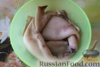 Фото приготовления рецепта: Салат из кальмаров, с огурцами и яблоками - шаг №4