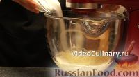 Фото приготовления рецепта: Домашние капкейки на молоке - шаг №4