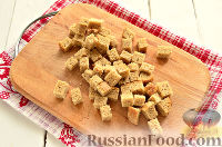 Фото приготовления рецепта: Салат с крабовыми палочками, фасолью и сухариками - шаг №2