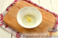 Фото приготовления рецепта: Салат с крабовыми палочками, фасолью и сухариками - шаг №4