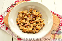 Фото приготовления рецепта: Салат с крабовыми палочками, фасолью и сухариками - шаг №5