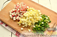 Фото приготовления рецепта: Салат с крабовыми палочками, фасолью и сухариками - шаг №7