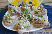 Фото к рецепту: Тартинки с авокадо и печенью трески