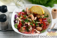 Фото приготовления рецепта: Салат из морепродуктов и овощей - шаг №6