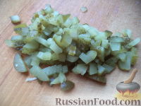 Фото приготовления рецепта: Салат из фасоли с соленым огурцом - шаг №8