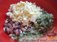 Фото приготовления рецепта: Салат из фасоли с соленым огурцом - шаг №10