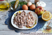Фото приготовления рецепта: Салат из сельди, отварного языка и овощей, со сметанным соусом - шаг №2