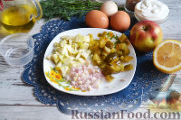 Фото приготовления рецепта: Салат из сельди, отварного языка и овощей, со сметанным соусом - шаг №4