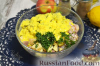 Фото приготовления рецепта: Салат из сельди, отварного языка и овощей, со сметанным соусом - шаг №12