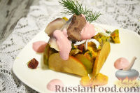 Фото приготовления рецепта: Салат из сельди, отварного языка и овощей, со сметанным соусом - шаг №14