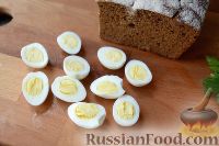 Фото приготовления рецепта: Тартинки с перепелиными яйцами и паштетом - шаг №2