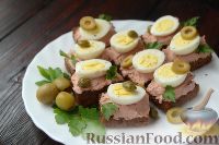 Фото приготовления рецепта: Тартинки с перепелиными яйцами и паштетом - шаг №9