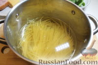 Фото приготовления рецепта: Запеканка из спагетти, со шпинатом и ветчиной - шаг №3