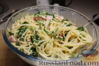 Фото приготовления рецепта: Запеканка из спагетти, со шпинатом и ветчиной - шаг №12