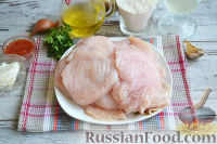 Фото приготовления рецепта: Куриные отбивные в винно-грибном соусе - шаг №6