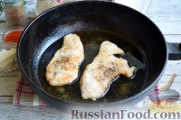 Фото приготовления рецепта: Куриные отбивные в винно-грибном соусе - шаг №9
