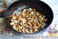 Фото приготовления рецепта: Куриные отбивные в винно-грибном соусе - шаг №12