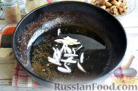 Фото приготовления рецепта: Куриные отбивные в винно-грибном соусе - шаг №14