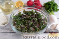 Фото приготовления рецепта: Весенний салат с крапивой и овощами - шаг №2