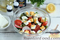 Фото приготовления рецепта: Весенний салат с крапивой и овощами - шаг №5