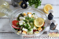Фото приготовления рецепта: Весенний салат с крапивой и овощами - шаг №7
