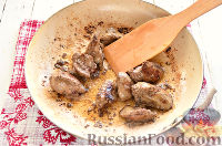 Фото приготовления рецепта: Салат с печенью, горошком, морковью и луком - шаг №3