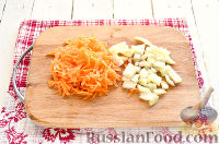 Фото приготовления рецепта: Салат с печенью, горошком, морковью и луком - шаг №4