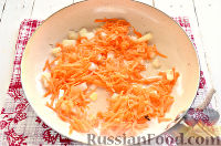 Фото приготовления рецепта: Салат с печенью, горошком, морковью и луком - шаг №5
