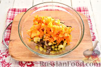 Фото приготовления рецепта: Салат с печенью, горошком, морковью и луком - шаг №8