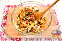 Фото приготовления рецепта: Салат с печенью, горошком, морковью и луком - шаг №10