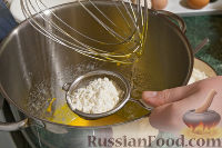 Фото приготовления рецепта: Пирог со шпинатом и яйцами - шаг №5