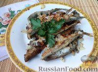 Фото приготовления рецепта: Салат с жареными кальмарами, огурцами, болгарским перцем и яичными блинчиками - шаг №18