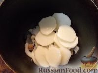 Фото приготовления рецепта: Минтай, тушенный с картофелем - шаг №7