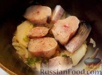Фото приготовления рецепта: Минтай, тушенный с картофелем - шаг №10