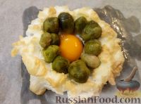 Фото приготовления рецепта: Брюссельская капуста, запеченная с яйцами - шаг №7