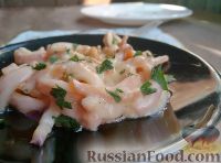 Фото к рецепту: Кальмары со сметаной и зеленью
