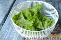 Фото приготовления рецепта: Теплый салат с куриным филе и грибами - шаг №8