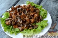 Фото приготовления рецепта: Теплый салат с куриным филе и грибами - шаг №9