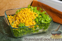 Фото приготовления рецепта: Салат с индейкой, яблоками и кукурузой - шаг №4
