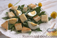 Фото к рецепту: Салат из одуванчиков, с гренками и яйцом