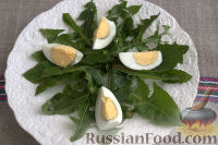 Фото приготовления рецепта: Салат из одуванчиков, с гренками и яйцом - шаг №6