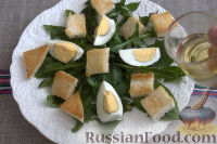 Фото приготовления рецепта: Салат из одуванчиков, с гренками и яйцом - шаг №8